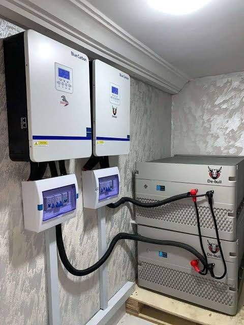 Dual inverter setup with rack-mounted battery bank